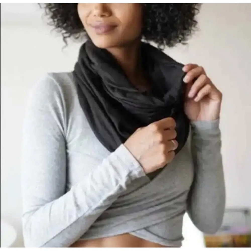 Beyond Yoga Zip Pocket Stretchy Infinity Scarf Charcoal‎ One Size